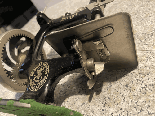 RARE SINGER 20(?) Miniature Child Toy Sewing Machine -older model, script minty - Picture 10 of 10