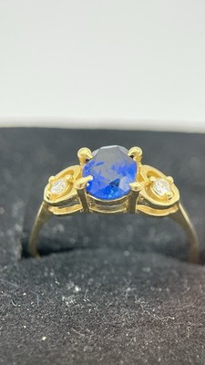 14K Gelbgold Ring mit ovalem blauem Laborgefertigtem Saphir und Diamant Akzenten