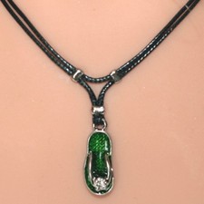 Collier pendentif tong vert sandale - strass - cordon noir et pendentif en métal