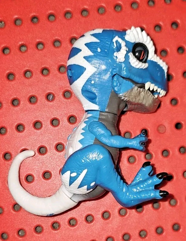 Fingerlings Dinosaur Untamed T-Rex- SCRATCH Blue Fingerling T-Rex