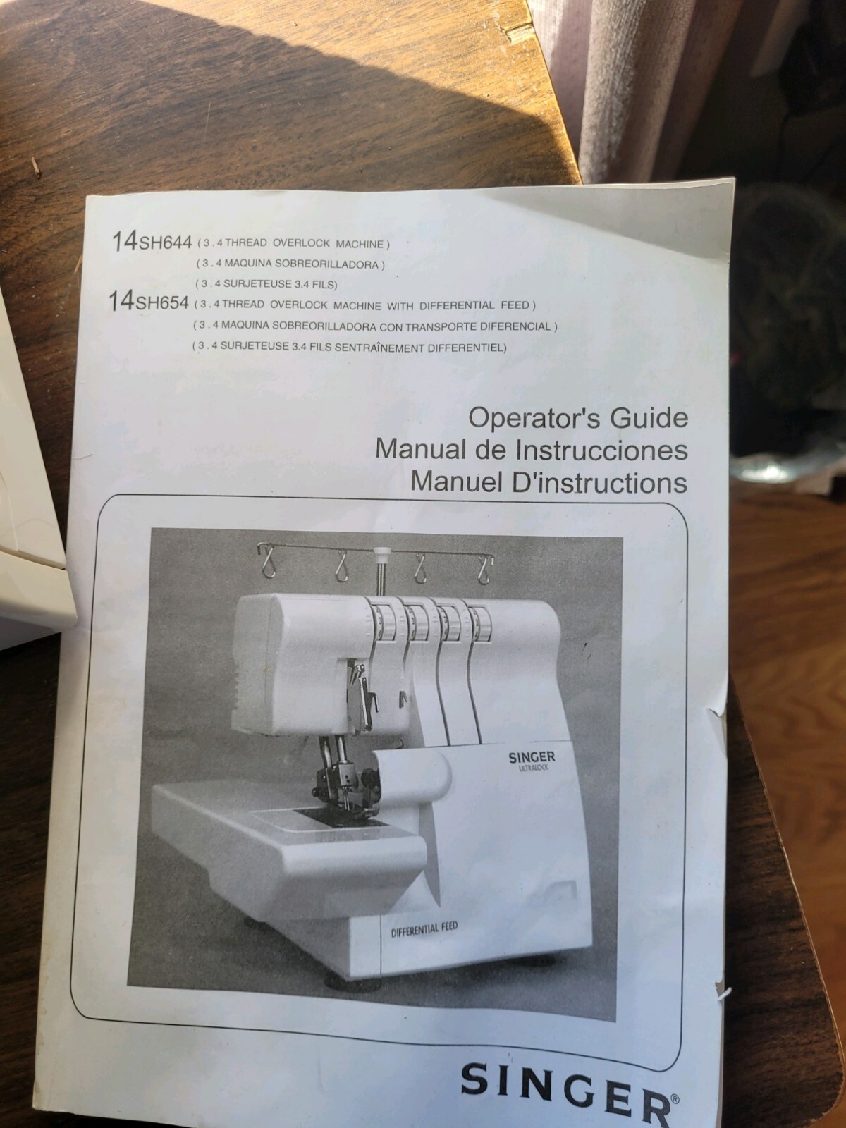 Singer Ultralock Serger Differential Feed Model 14SH654 With Foot Pedal