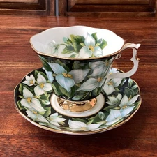 ROYAL ALBERT PROVINCIAL FLOWER SERIES TRILLIUM TEACUP AND SAUCER, ENGLAND