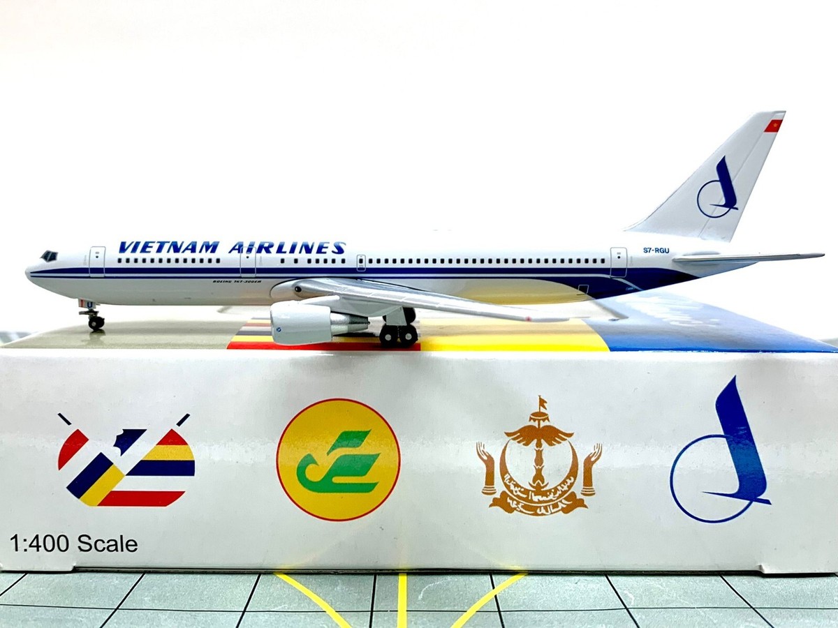 Maquette d'avion Boeing 767-300 Vietnam Airlines 1/160
