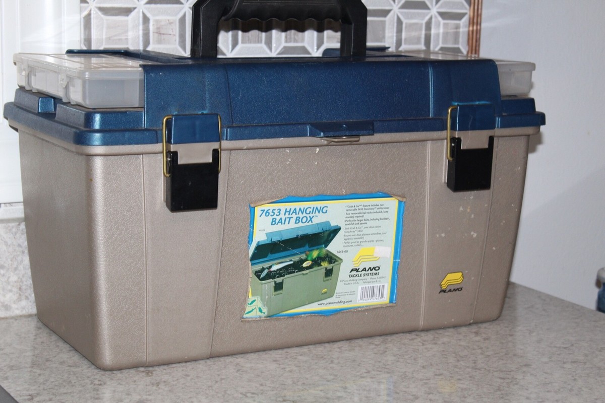plano hanging bait box