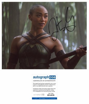 Tati Gabrielle  Mortal Kombat II  Autogramm  Jade  signed 10x8 Foto ACOA