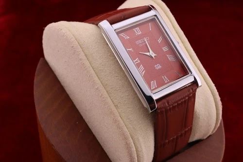 ⌚✨ Vintage Seiko Slim Quartz Gentlemen's Red Dial , Light Brown Dress Watch