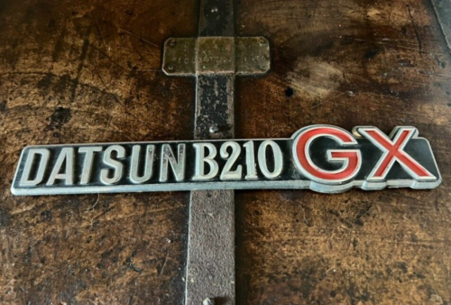 DATSUN B210 GX stemma emblema scritta logo targhetta auto metallo ORIGINALE - Foto 1 di 5