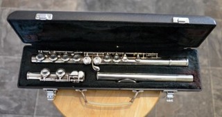 YAMAHA FLUTE MODEL YFL 225SII USED WITH CASE