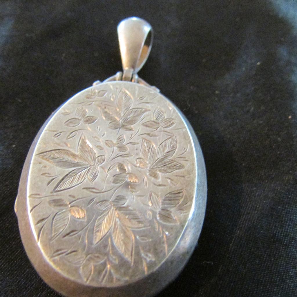Fab Victorian Quality Large Solid Silver Engraved… - image 1