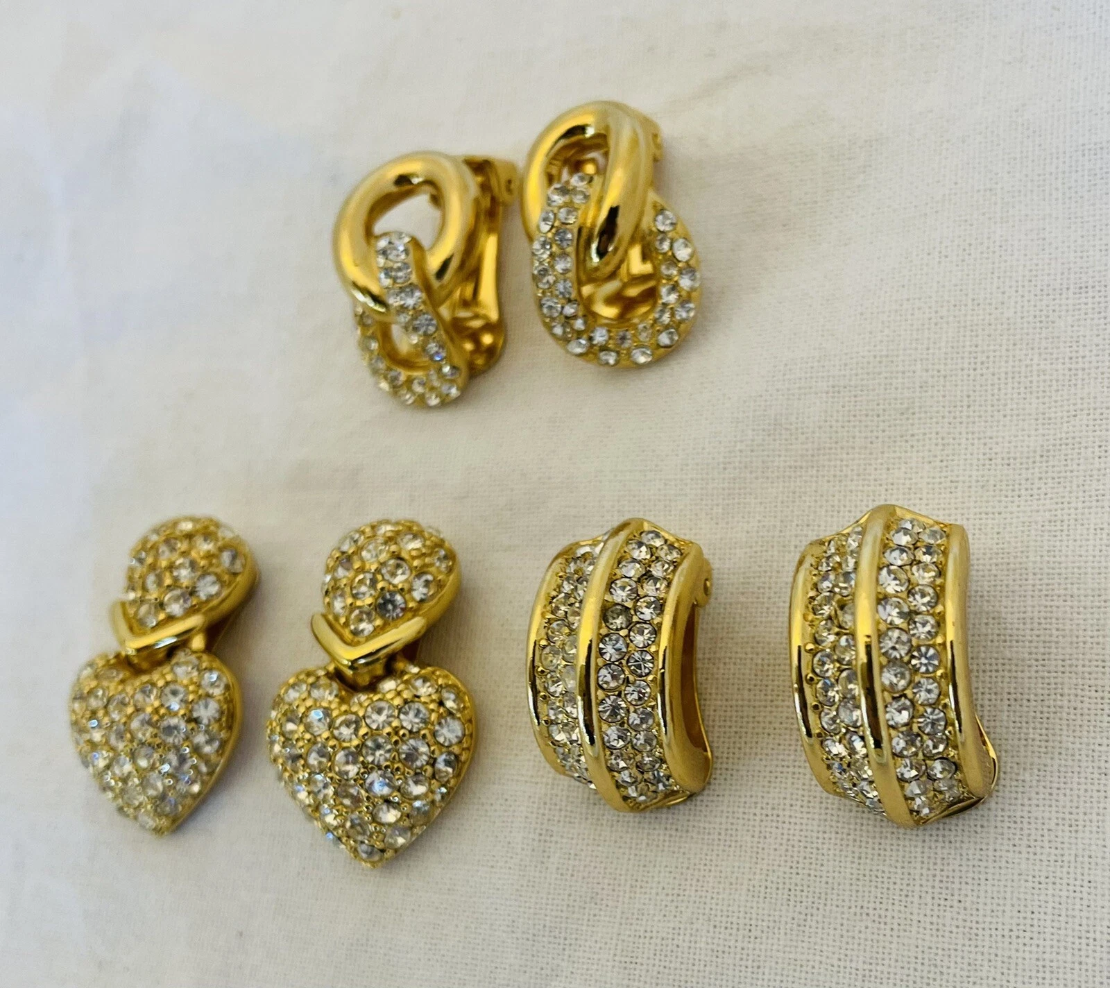 Lot de 3 boucles d'oreilles vintage CHRISTIAN DIOR, cristal faux ton or signées clips ons