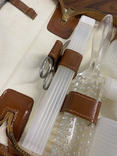 VTG  Mid Century Womans Cowhide Travel Make Up Vanity Set Unused Lucite Mirror - Afbeelding 7 van 11