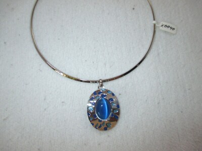 Halskette, Halsreifen, mit edlen Anhänger und blauen Cat's-Eye-Stone