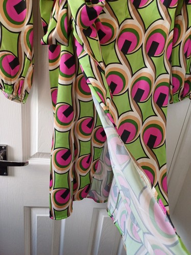 BNWT BEAUTIFUL SIZE 16 BOOHOO PINK GREEN RETRO DESIGN SATIN WRAP DRESS NEW - Picture 9 of 10