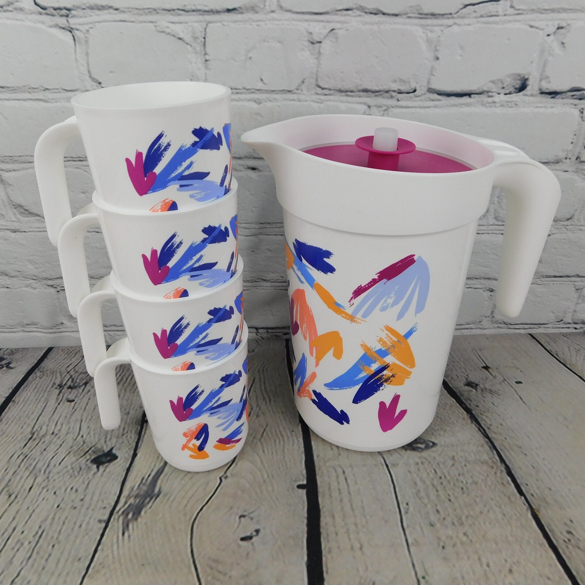 VTG Tupperware Abstract 2QT Pitcher Set 7811B-2 w/ 4 Handled Cups