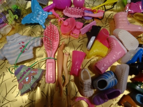 tres grand lot de petites miniatures barbies et chaussures dépareillées +jardin - Picture 3 of 24