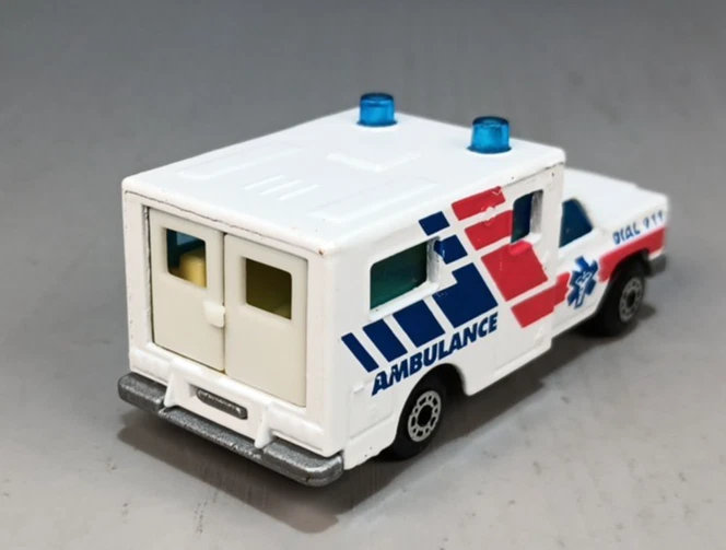 Matchbox Ambulance 911 White Red Blue 1977 - Image 3 of 4