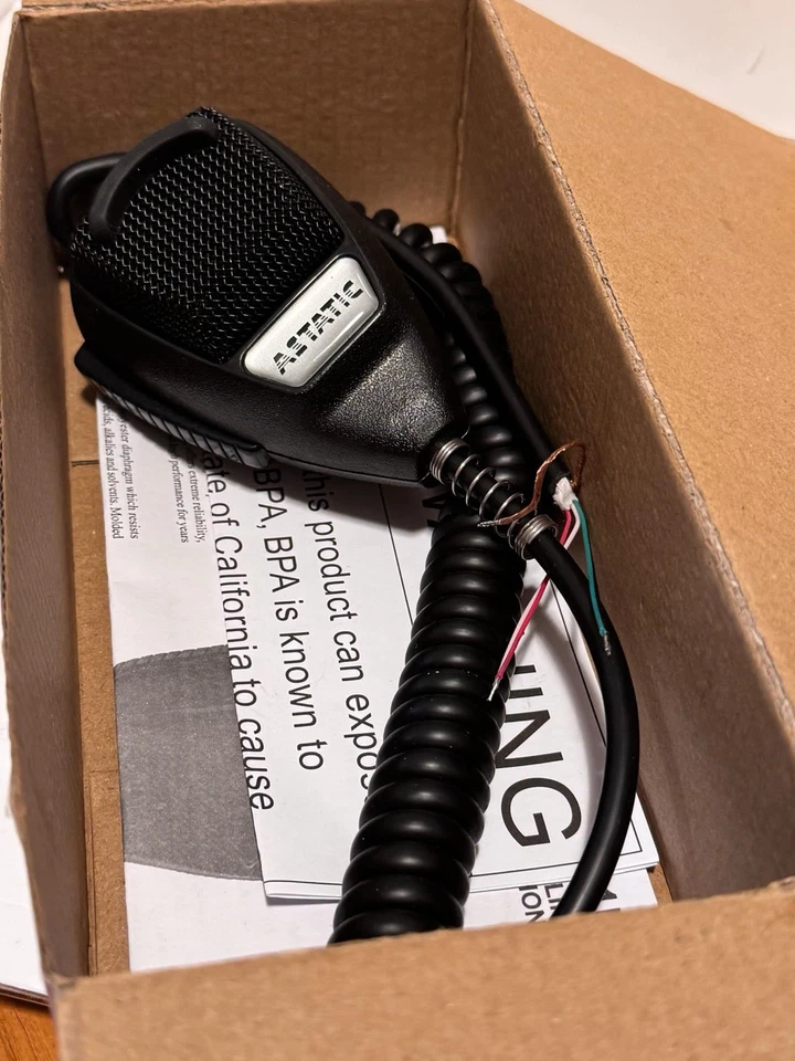 631L Noise-Canceling Omnidirectional Dynamic Palmheld Microphone - Image 3 of 4