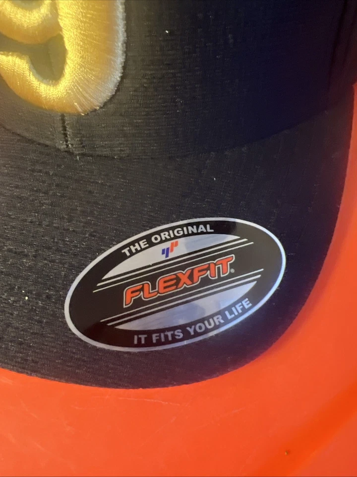 Sombrero Flexfit Cool & Dry con bordado dorado "9" y logo Grey Goose Vodka. Foto 3 de 4