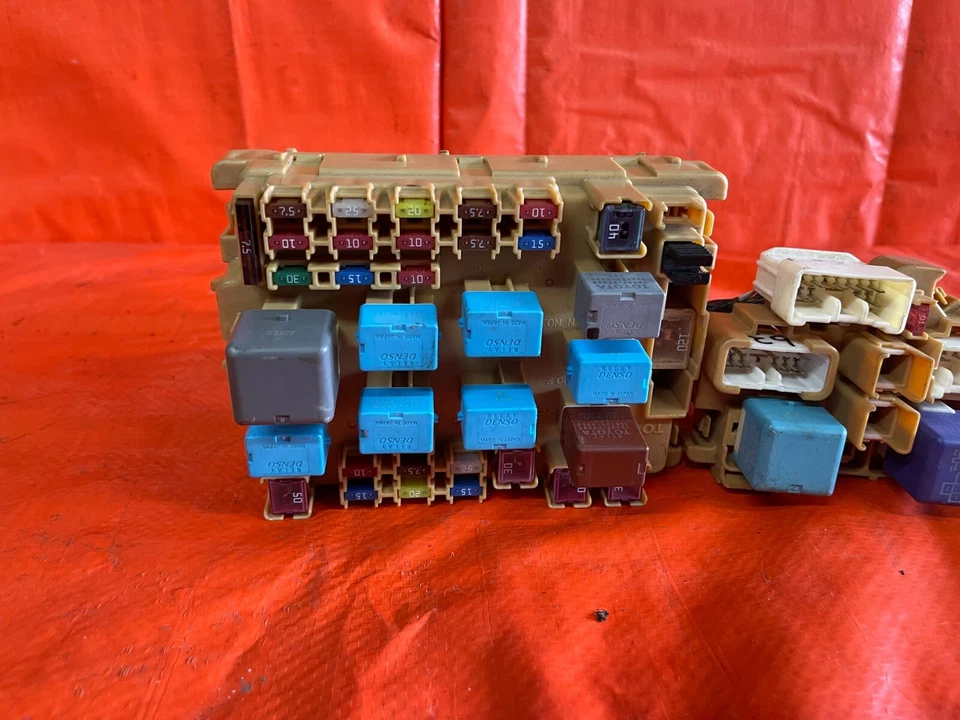 2003 03 TOYOTA CELICA - GT-S - UNDER HOOD ENGINE BAY FUSE BOX PANEL - OEM OE - Изображение 2 из 4