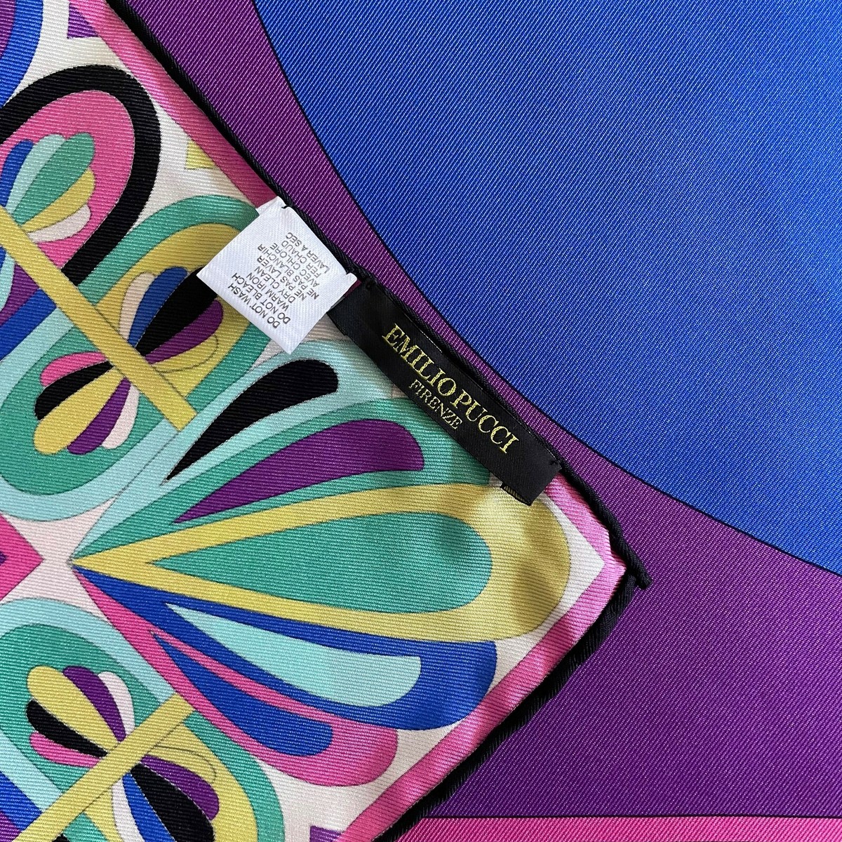 Foulard Carré Emilio Pucci - Motif Monogramme, Coton Multicolore, Occasion, Made In Italy