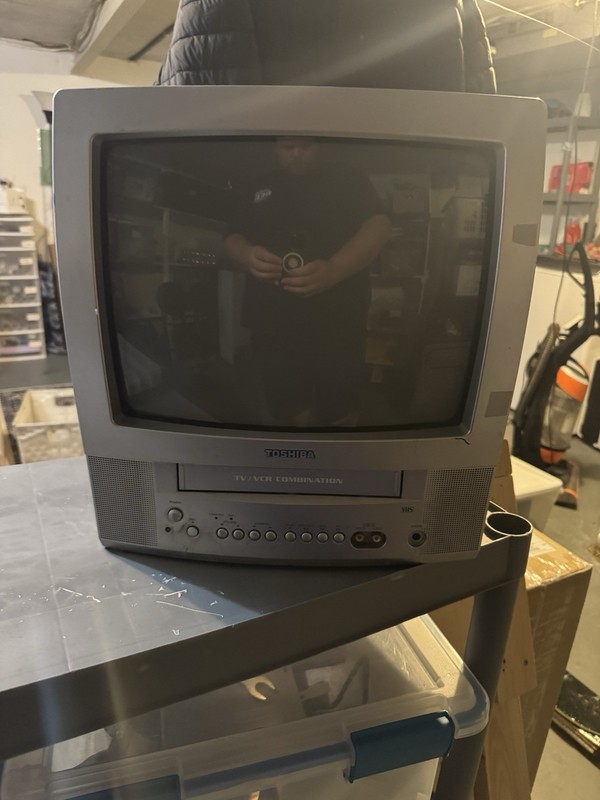TOSHIBA 13” CRT TV VCR Combo Retro Gaming MV13P3 UNTESTED FOR PARTS