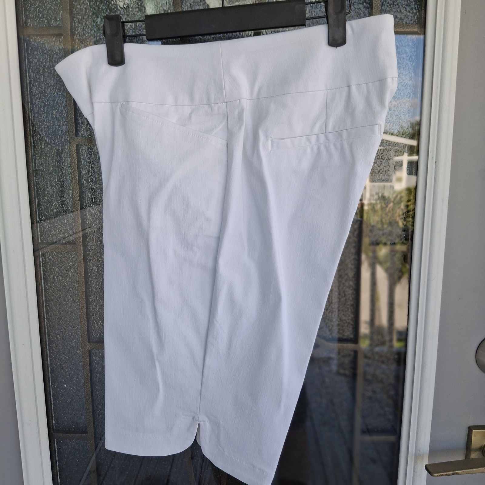 Belle by Kim Gravel 4 Pocket White Bermuda Shorts  Size 12 NWOT