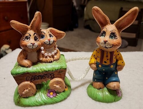 Vintage Spring Bunny Rabbit Pulling Carrot Wagon With Rabbit Couple Ceramic  - Photo 1/11