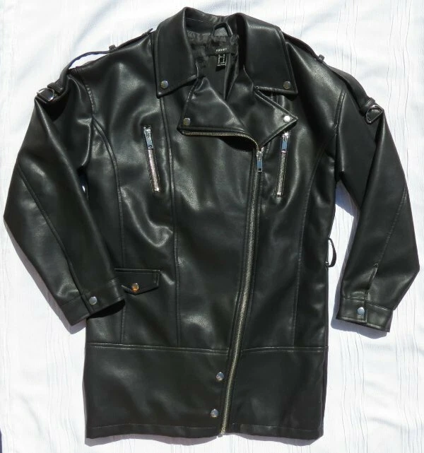 Jaqueta de Moto FOREVER 21 Feminina Preta Couro Sintético Longa Tamanho EUA M Tamanho Grande Excelente Estado Usado - Imagem 3 de 4