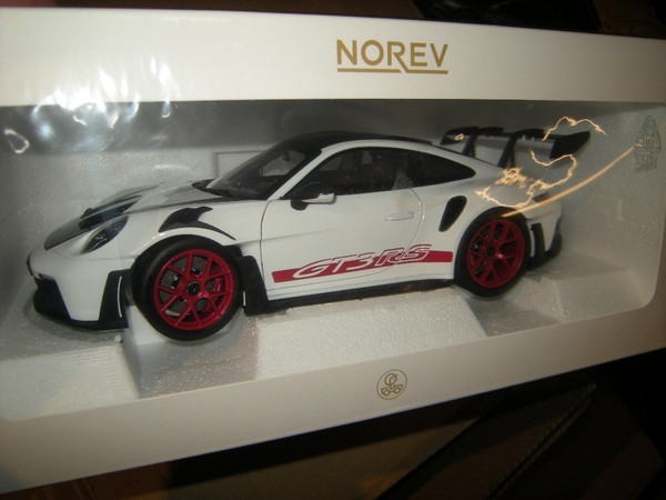 1:18 Norev Porsche 911 GT3 RS 2022 Weissach Pack White/Pyro Red In OVP-image