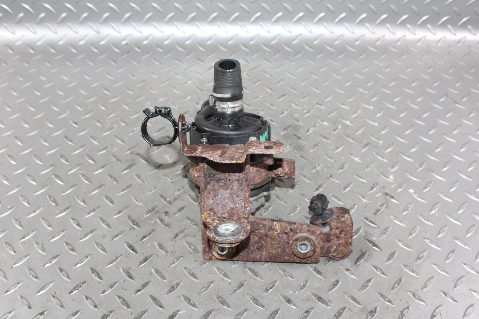 14-21 Ghibli Motor Engine Aux Auxiliary Coolant Water Pump W/ Bracket OE WTY WTY