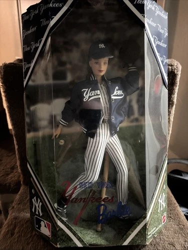 23881 Barbie New York Yankees 1999 Mattel Collectors Edition Baseball NRFB VTG