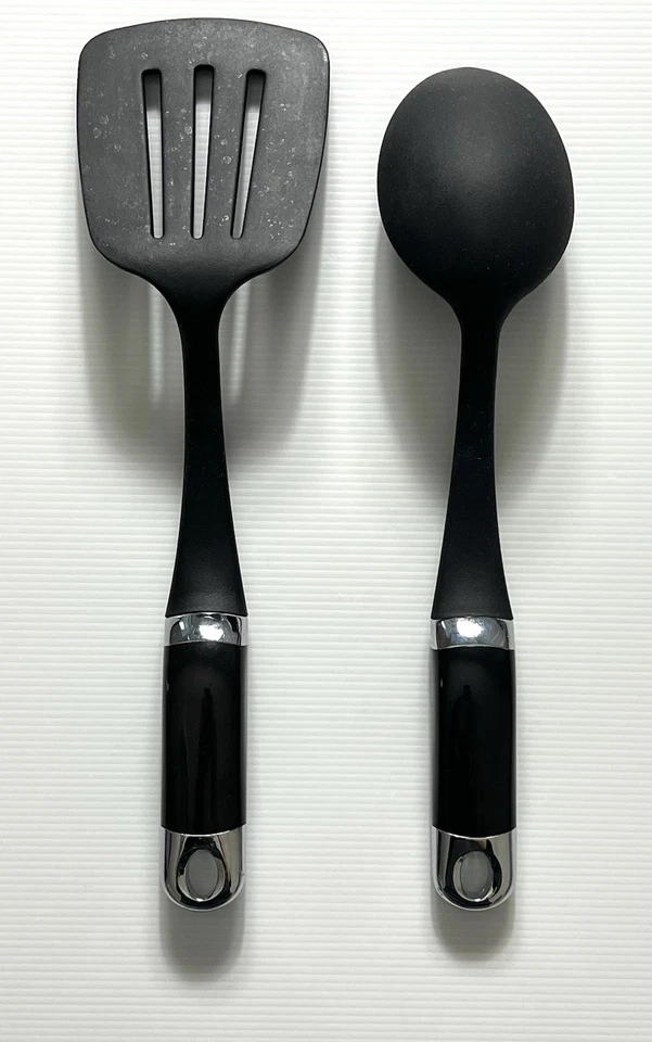 Espátula y cuchara ranurada de silicona clásica KitchenAid mango negro y cromado Foto 2 de 3