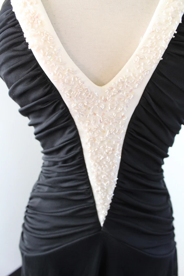 Vestido de fiesta de noche negro crema blanco dobladillo asimétrico talla S lentejuelas drapeado Foto 4 de 4