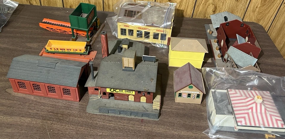 Lifelike HO Scale Train Buildings Lot Of 7 Town Graphic Press Store - Image 4 of 4