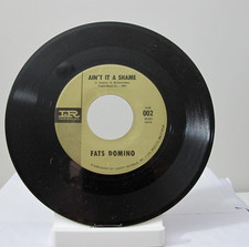 45 RECORD - FATS DOMINO - AIN'T THAT A SHAME