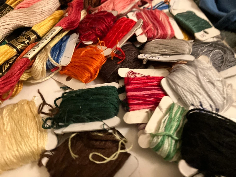 VINTAGE ESTATE LOT OF DMC EMBROIDERY THREAD - Image 2 of 4