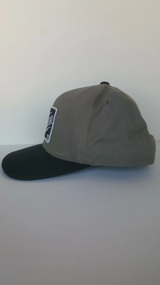 Sombrero Rip Curl Snap Back ~ Negro ~ Gris ~ Gris ~ Logotipo de parche cuadrado bordado Foto 3 de 4