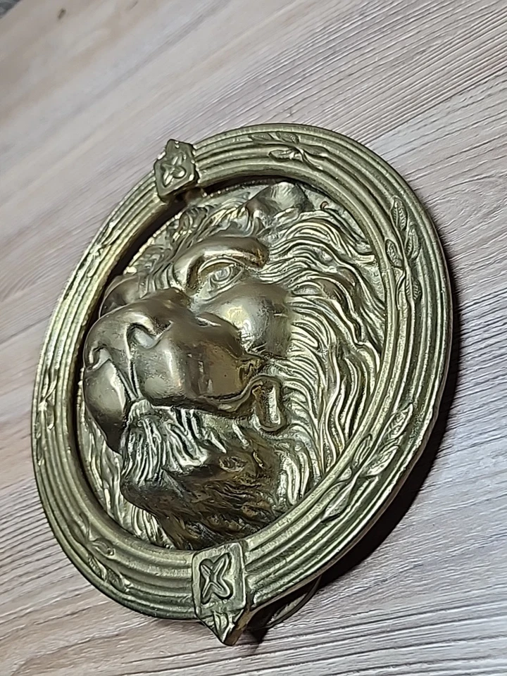 Golpe de puerta con cabeza de león de latón vintage detallado tono dorado 7 1/2 Inglaterra Foto 3 de 4
