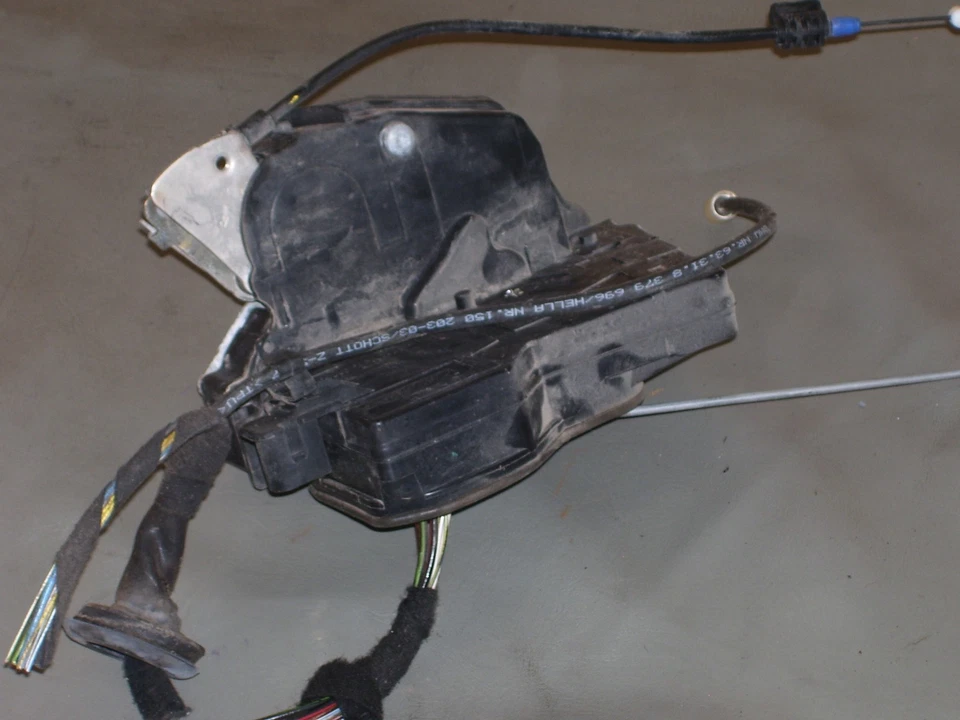 Conjunto de actuador de cierre de cerradura de puerta trasera derecha OEM BMW 745i 2002 #7012146 Foto 2 de 4