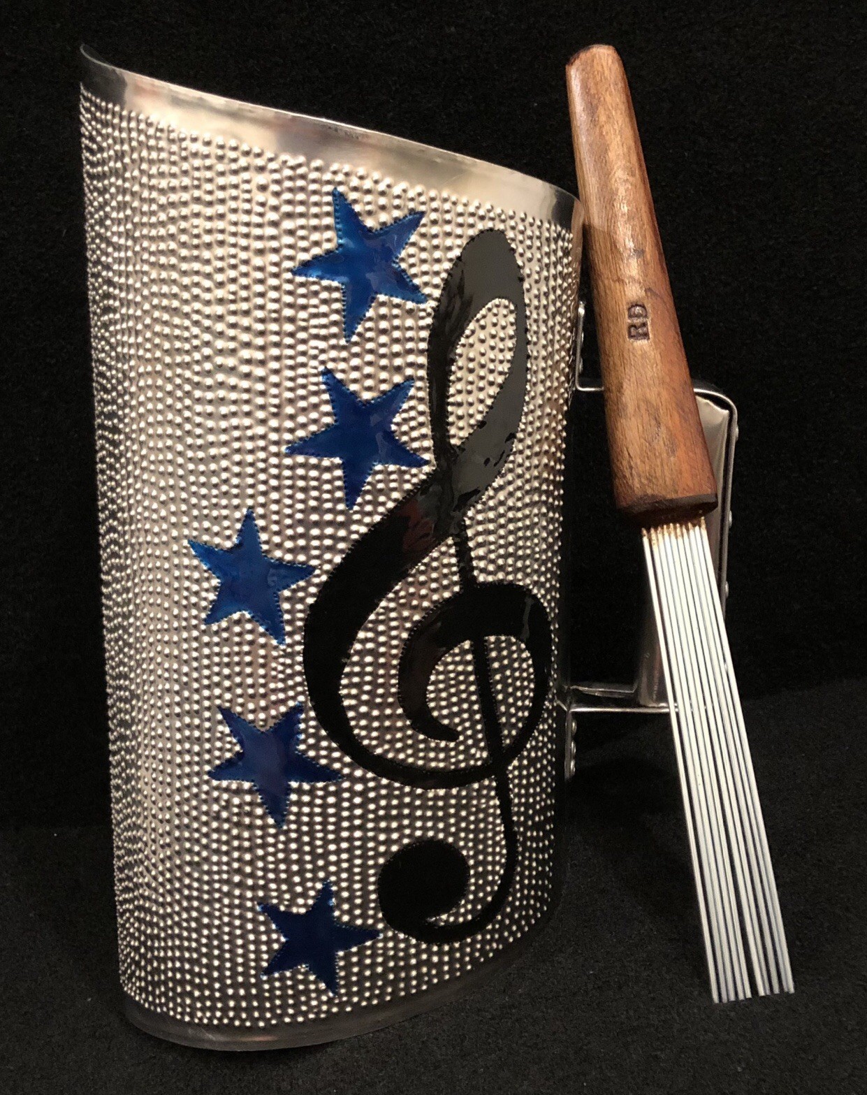 GUIRA PROFESIONAL DOMINICANA 20”X 13” ESTILO REINA CON SU GANCHO INCLUIDO