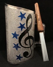 GUIRA PROFESIONAL DOMINICANA 20”X 13” ESTILO REINA CON SU GANCHO INCLUIDO