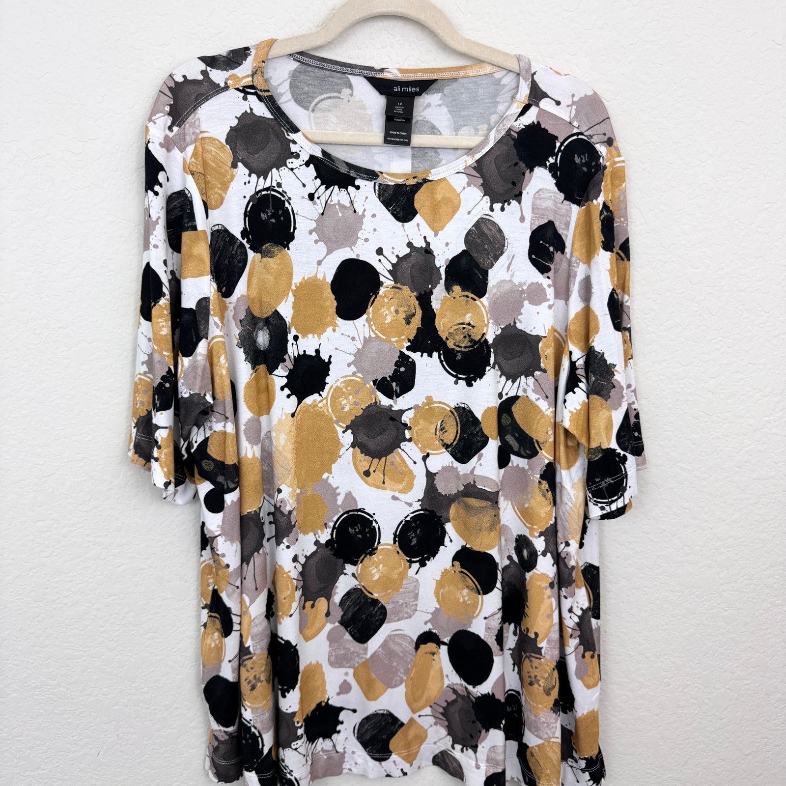 Ali Miles Womens Short Sleeve Top Shirt Size 1X Flowy Abstract Artsy White