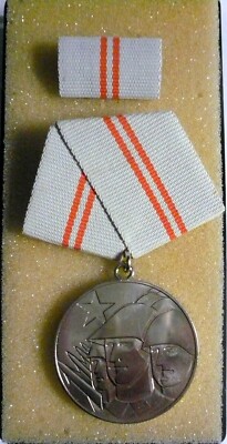 DDR-NVA/MfS - Medaille d. Waffenbrüderschaft Silber in Schachtel mit Interim