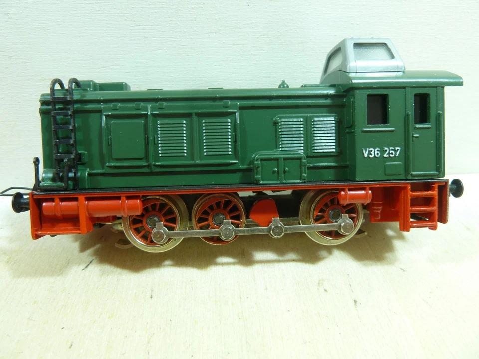 Trix Express H0 Diesellok 261 V36 grün Neu in OVP - Bild 4 von 4