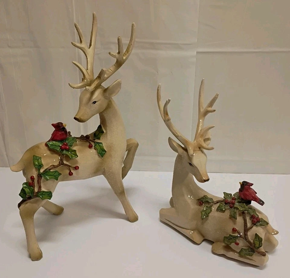 2er Set Harz Rentier bekleidet mit Glitzer, Stechpalme und Kardinäle von Valerie