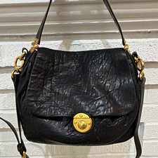 Borsa a tracolla Marc by Marc Jacobs nera chiusura girevole oro hardware logo accento