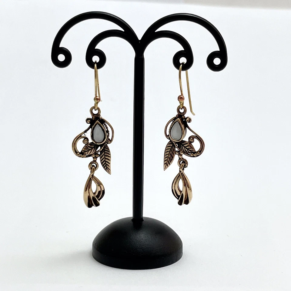 Pendientes de madreperla blancos inspirados en oro inusuales de colección en ganchos Foto 4 de 4