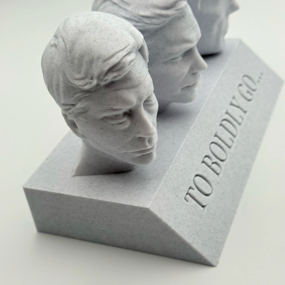 Statua da tavolo "To Boldy Go" Star Trek TOS Kirk, Spock, McCoy - Immagine 2 di 4