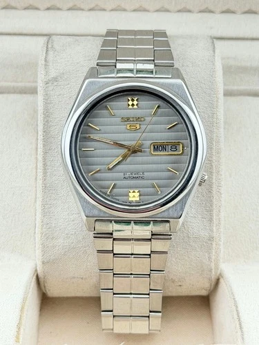 Vintage Seiko 5 7009 Men's wrist watch Automatic Watch|Gray Dial|Day-Date