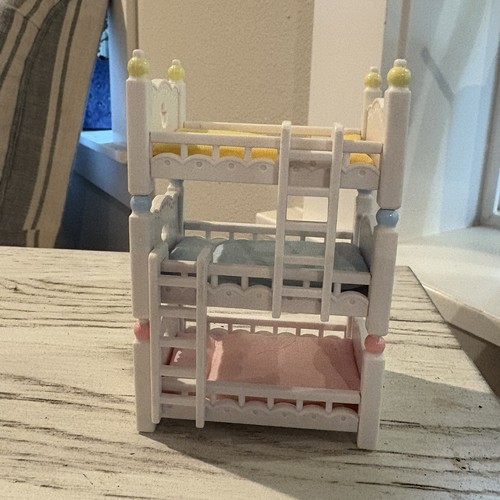 Calico Critters Dreibettzimmer Etagenbetten 4,5 Zoll Kunststoffspielzeug von Epoch Co rosa gelb blau